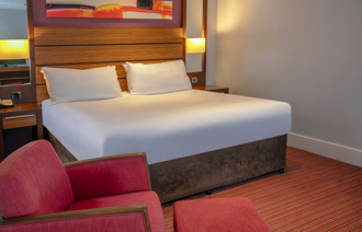 Suites Carousel Desktop Kingsuite 04